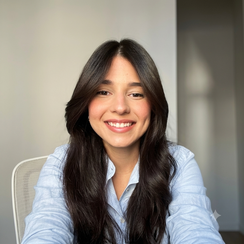 Jayne Fenix, criadora do Rotina Flex, sorrindo em ambiente natural